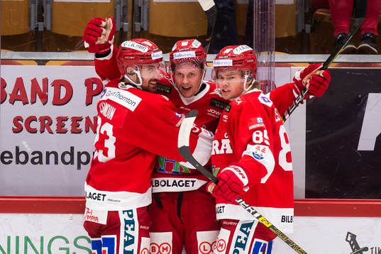 Timrås Jens Lööke jublar med lagkamrater
