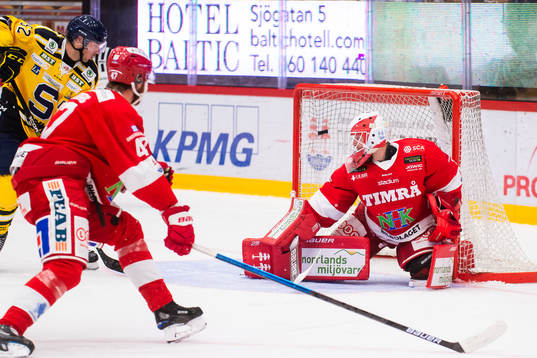 Timrås målvakt Victor Brattström släpper in 2-2 från