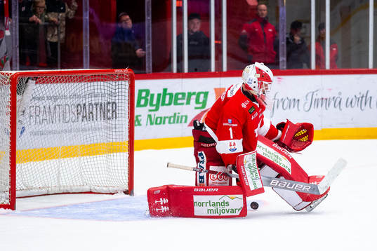Timrås målvakt Victor Brattström räddar avgörande