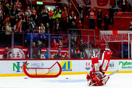 Timrås målvakt Victor Brattström jublar mot fansen