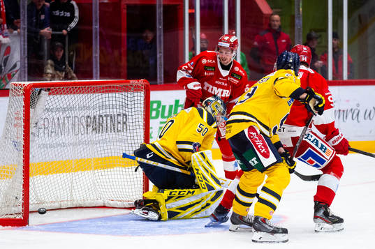 Timrås Albin Lundin (ej i bild) gör 1-1 bakom