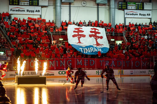 Timrå åker in på isen framför ett tifo
