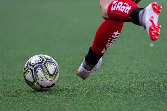 En spelare skjuter en boll