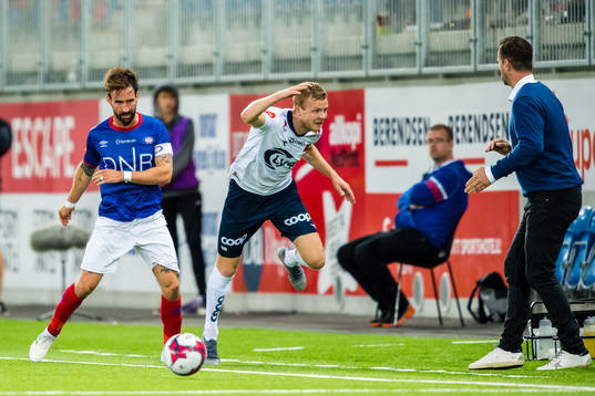 Magnus Lekven of Vålerenga and Even Østensen of Viking