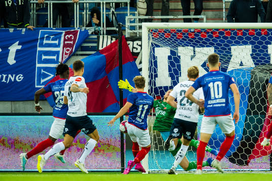 Iven Austbø of Viking saves a penalty