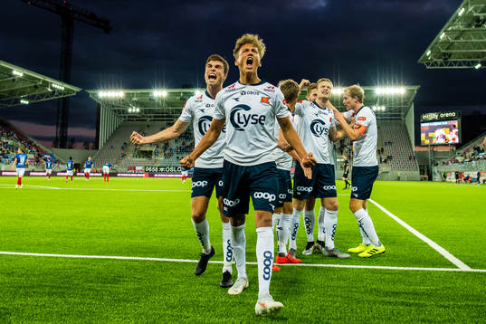 Adrian Nilsen Pereira of Viking celebrates with Sondre Flem