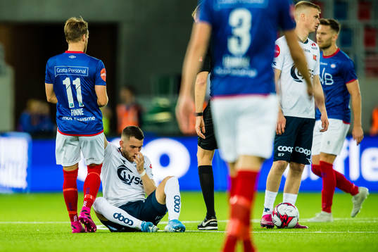 Bård Finne of Vålerenga and Zymer Bytyqi of Viking