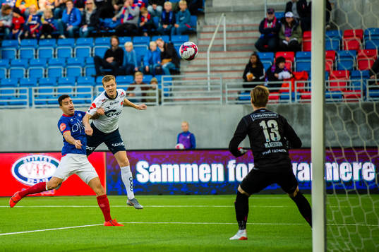 Even Østensen of Viking scores the 0-1 goal