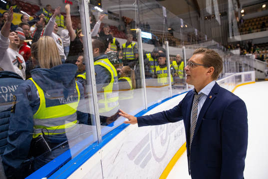 Modos tränare Björn Hellkvist lugnar klacken