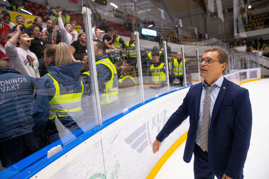 Modos tränare Björn Hellkvist lugnar klacken