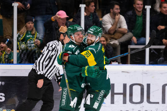 Björklövens Alexander Deilert och Alex Hutchings jublar