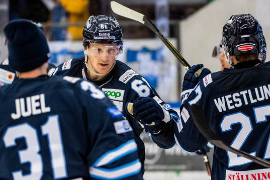 Karlskogas Mikael Eriksson jublar med lagkamrater