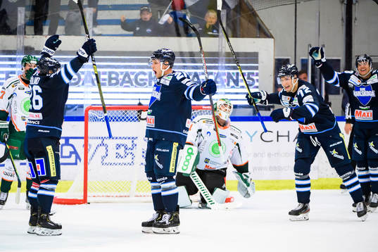 Karlskogas Tor Immo jublar med lagkamrater