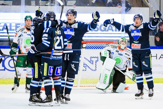 Karlskogas Tor Immo jublar med lagkamrater