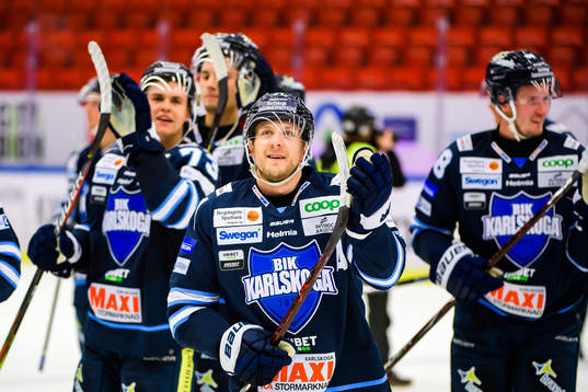 Karlskogas Carl Berglund jublar och tackar publiken