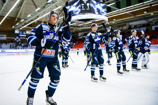 Karlskogas spelare jublar och tackar publiken