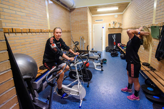 Limhamn Bunkeflos Amanda Kander och Elina Lenir i gymmet