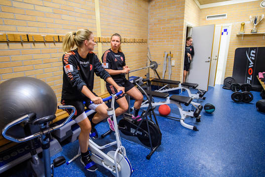 Limhamn Bunkeflos Amanda Kander och Elina Lenir i gymmet