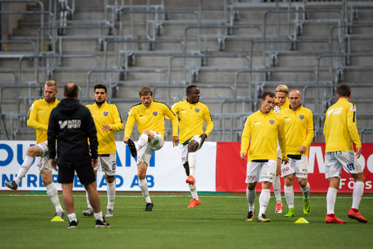 Falkenbergs spelare värmer upp