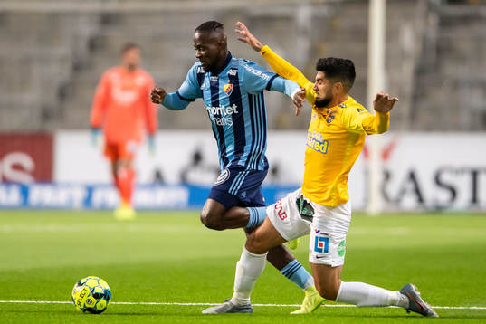 Djurgårdens Mohamed Buya Turay och Falkenbergs Mahmut Özen