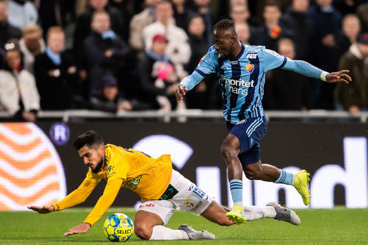 Djurgårdens Mohamed Buya Turay och Falkenbergs Mahmut Özen