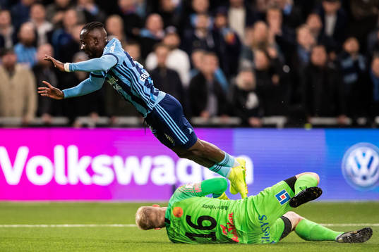 Djurgårdens Mohamed Buya Turay flyger