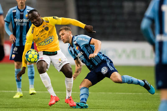 Falkenbergs Nsima Peter i kamp om bollen med Djurgårdens