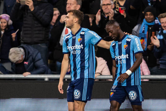 Djurgårdens Jesper Karlström och Mohamed Buya Turay jublar