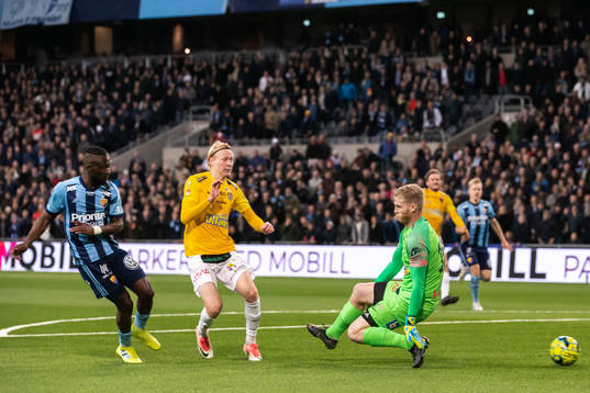 Djurgårdens Mohamed Buya Turay gör 1-0 bakom Falkenbergs