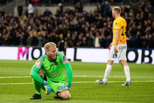 Falkenbergs målvakt Hampus Nilsson och Per Karlsson deppar
