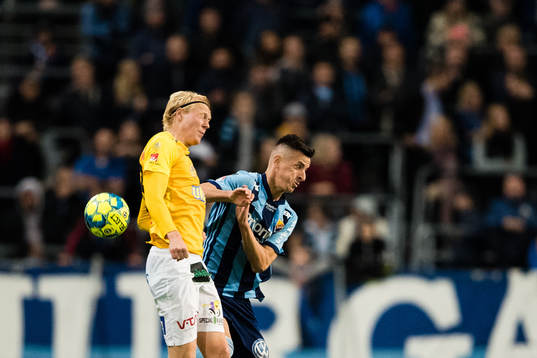 Falkenbergs Jacob Ericsson i en nickduell med Djurgårdens