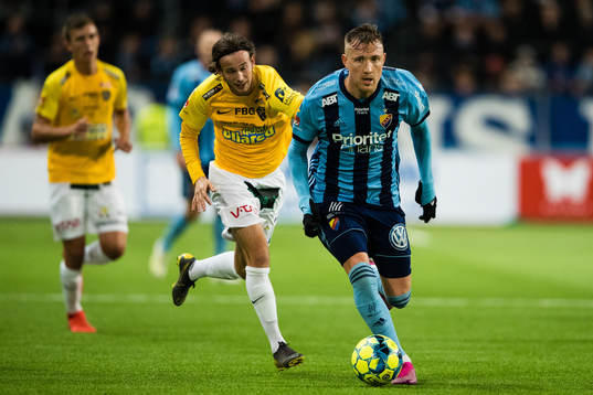 Djurgårdens Fredrik Ulvestad jagas av Falkenbergs Robin