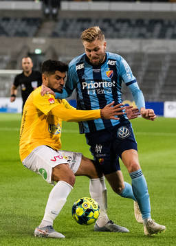 Falkenbergs Mahmut Özen i kamp om bollen med Djurgårdens
