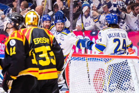 Leksands Daniel Olsson Trkulja jublar med lagkamrater
