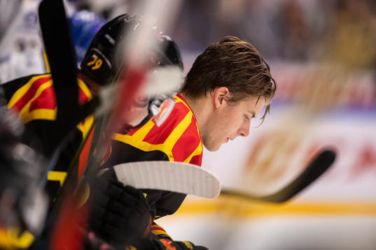 Brynäs målvakt Samuel Ersson deppar i båset