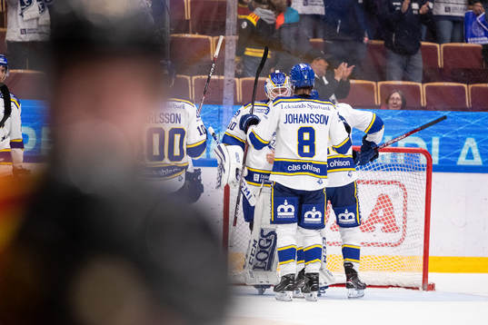Leksands målvakt Janne Juvonen jublar med Filip Johansson