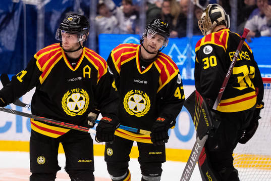 Brynäs Greg Scott och Eric Norin och målvakt Joacim