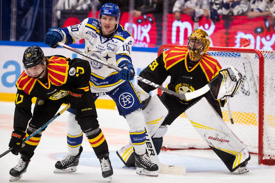 Brynäs Eric Norin och Leksands Martin Karlsson framför