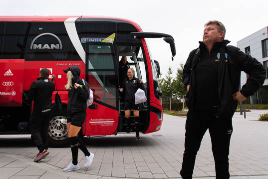i190924 Karin Lundin of Göteborg arrive in a bus for a