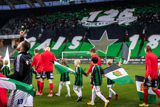 Spelarna gör entré framför GAIS tifo