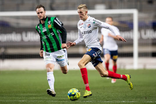 Örgrytes Alexander Bernhardsson före GAIS Niklas Olsson