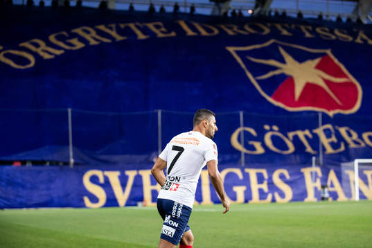 Örgrytes Ailton Almeida framför Örgrytes klacks Tifo