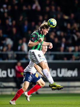 GAIS August Wängberg nickar undan bollen