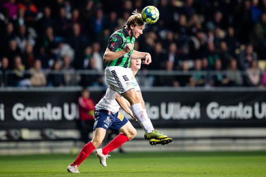 GAIS August Wängberg nickar undan bollen