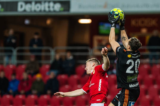 Kalmars Viktor Agardius och Sundsvalls målvakt David Mitov