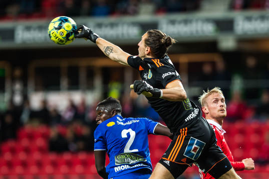 Sundsvalls målvakt David Mitov Nilsson med en räddning
