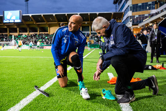 Sirius Karl Larson byter skor innan fotbollsmatchen i