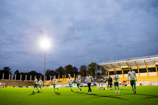 Hammarbys spelare värmer upp innan fotbollsmatchen i
