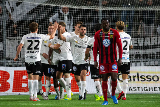 Örebros Albin Granlund och Yaser Kasım jublar