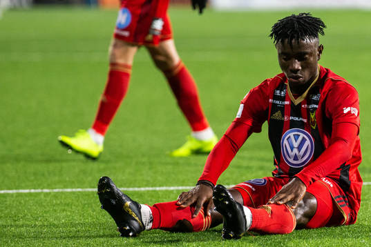 Östersunds Jordan Attah Kadiri tar sig för benet
